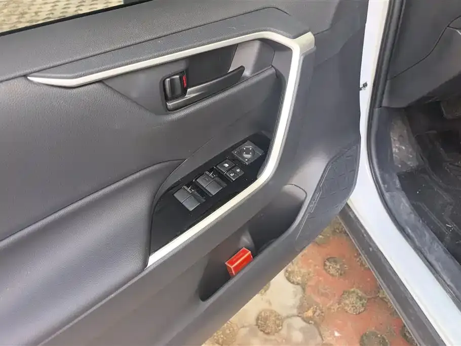 Toyota RAV4 — фото 2