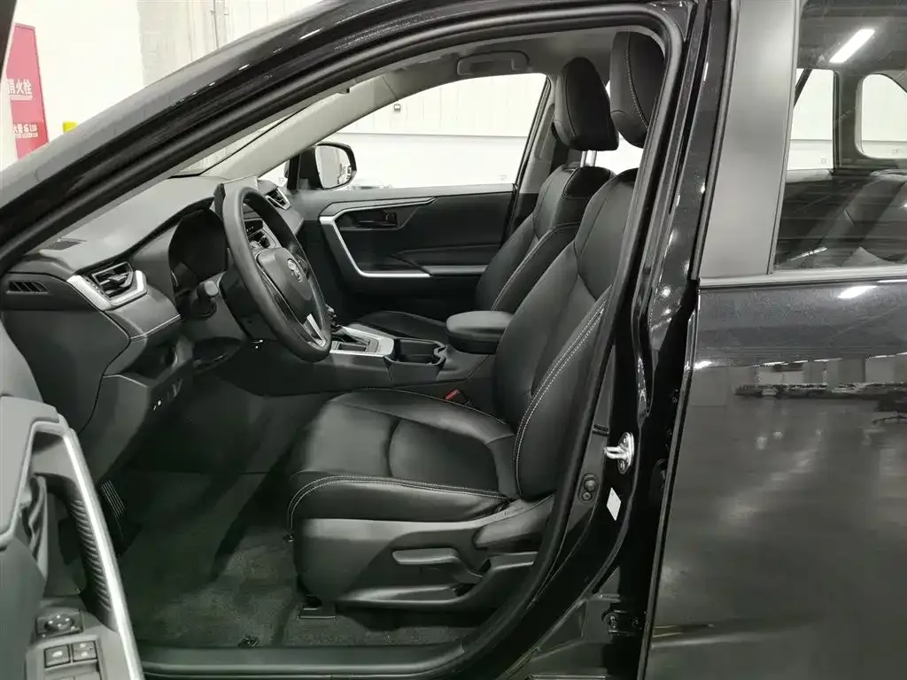 Toyota RAV4 — фото 4