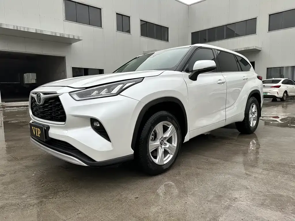 Toyota Highlander — фото 1