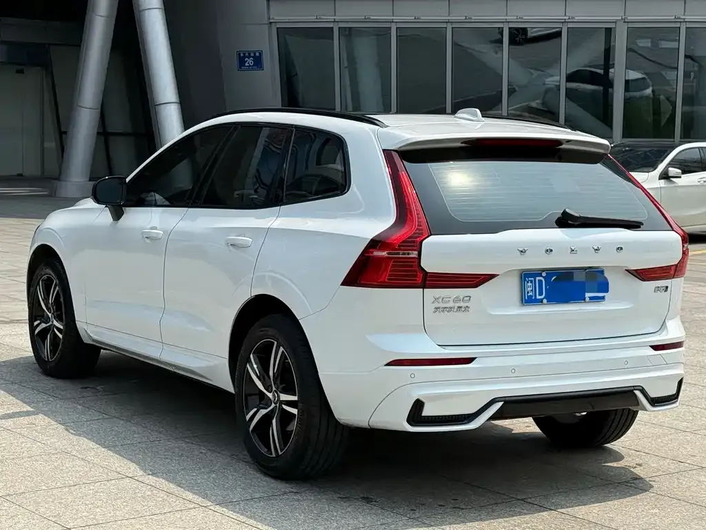 Volvo XC60 — фото 9