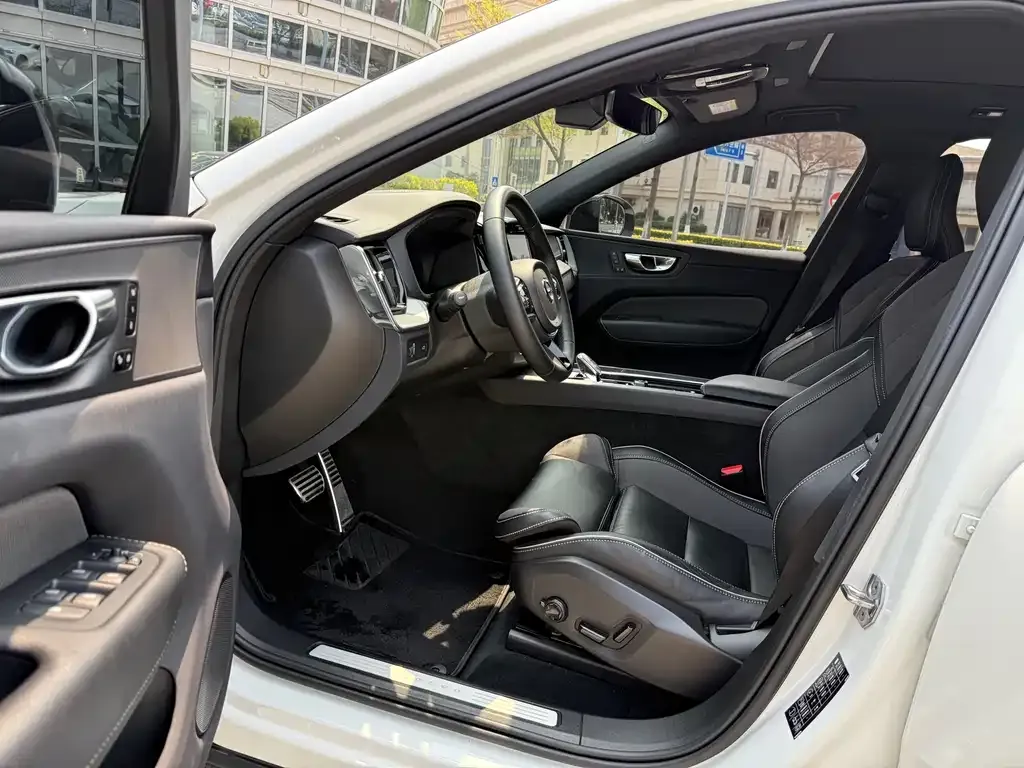 Volvo XC60 — фото 2