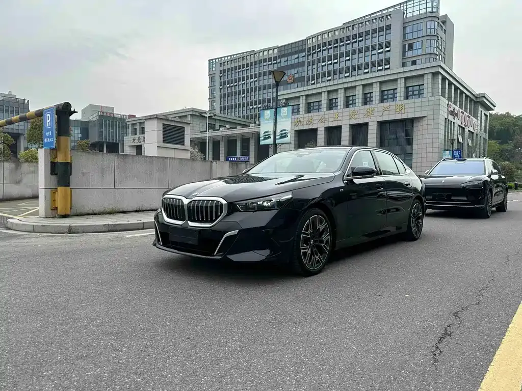BMW 5 Series — фото 1