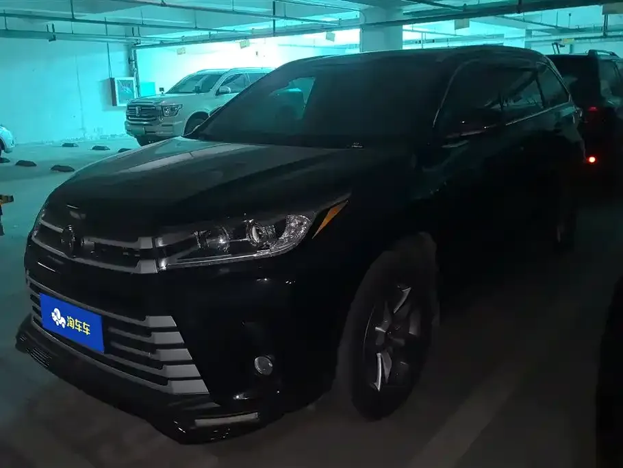 Toyota Highlander — фото 1