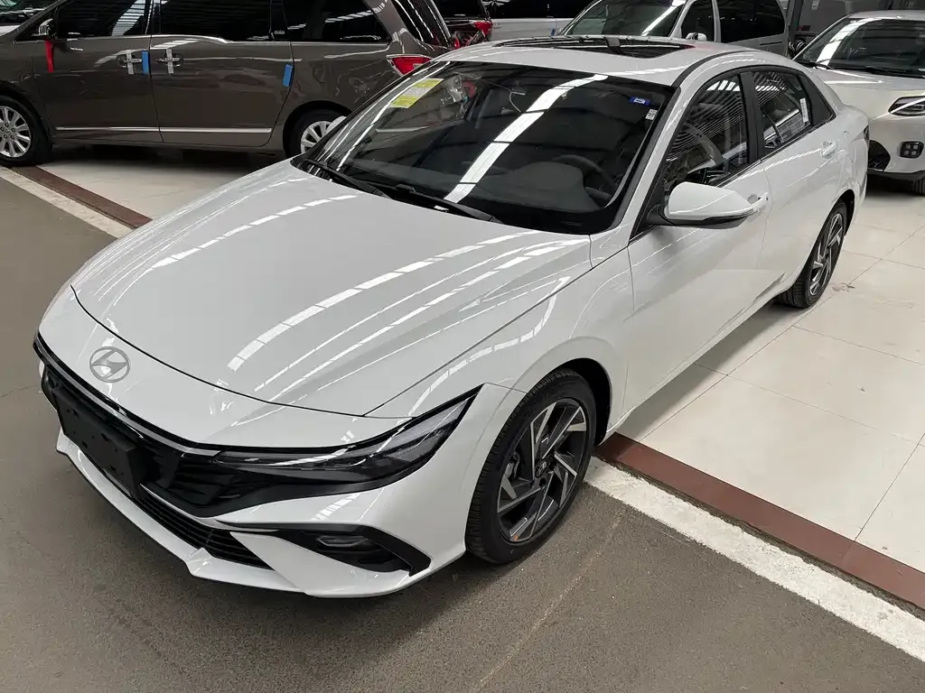 Hyundai Elantra — фото 1