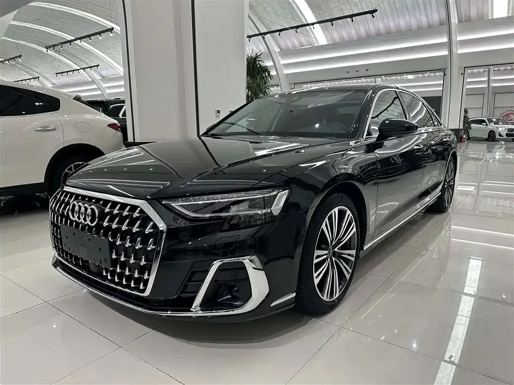 Audi A8 — фото 1