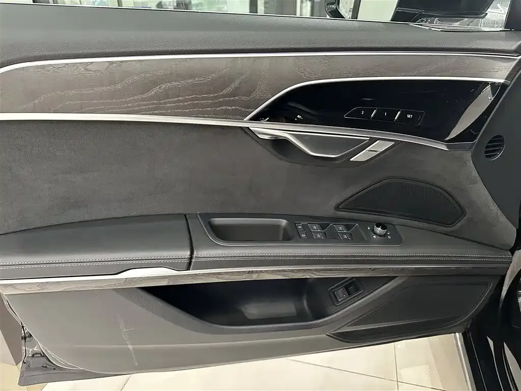 Audi A8 — фото 3