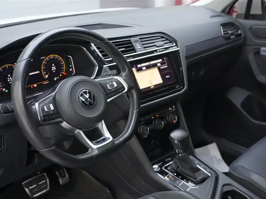 Volkswagen Tiguan L — фото 9