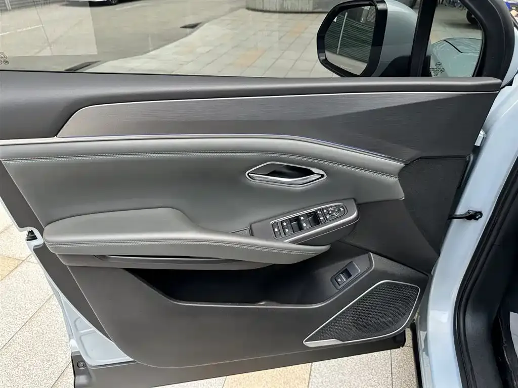 BYD L DM-i — фото 9