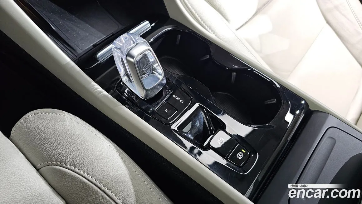 Volvo XC40 — фото 10