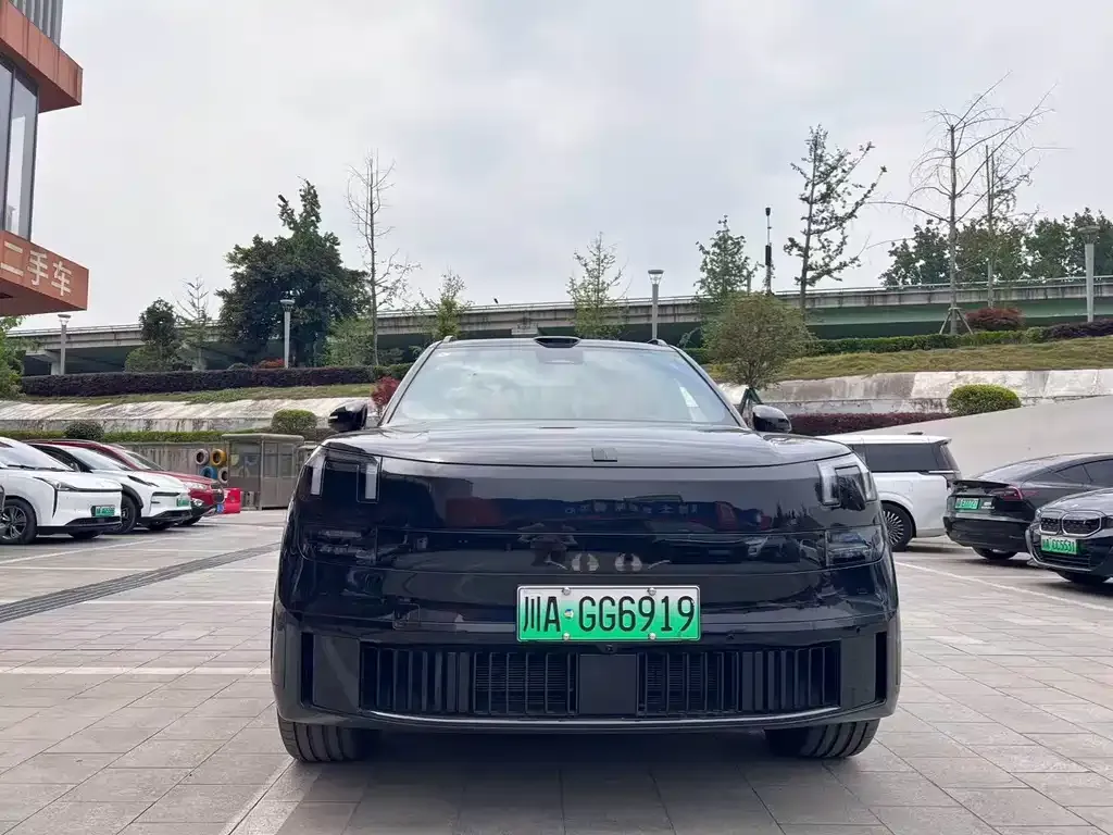 Lynk & Co 900