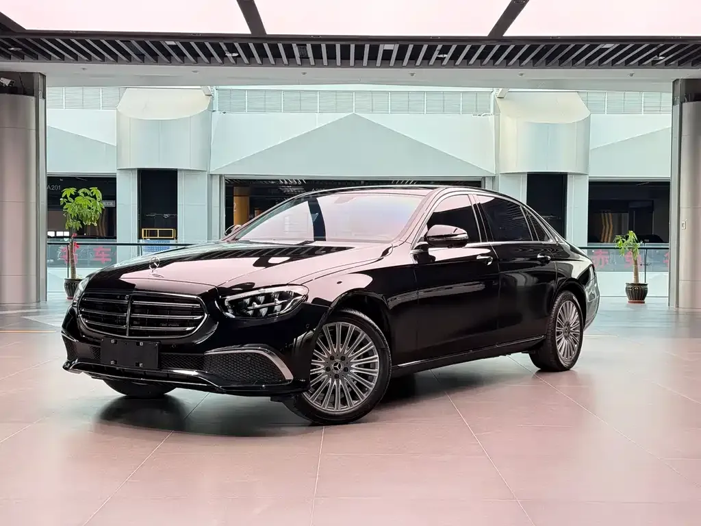 Mercedes-Benz E-Class — фото 1