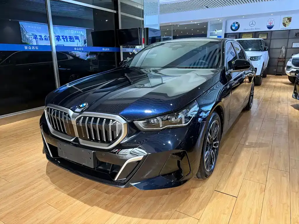 BMW 5 Series — фото 1