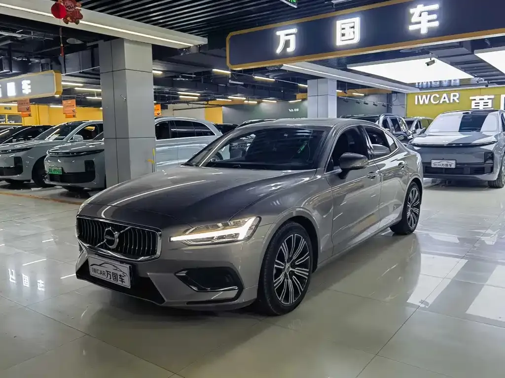 Volvo S60 — фото 1