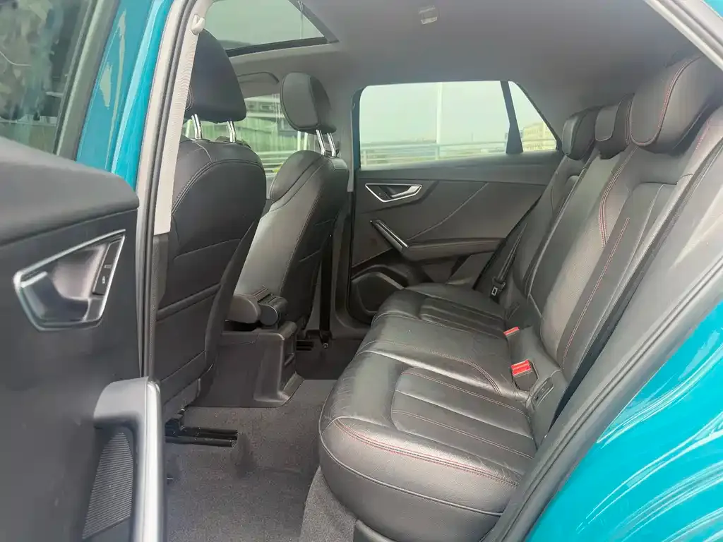 Audi Q2L — фото 6