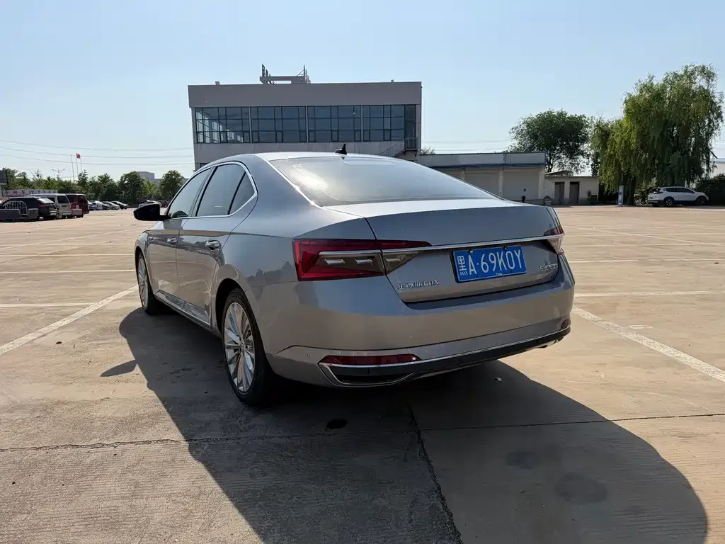 Skoda Superb — фото 5