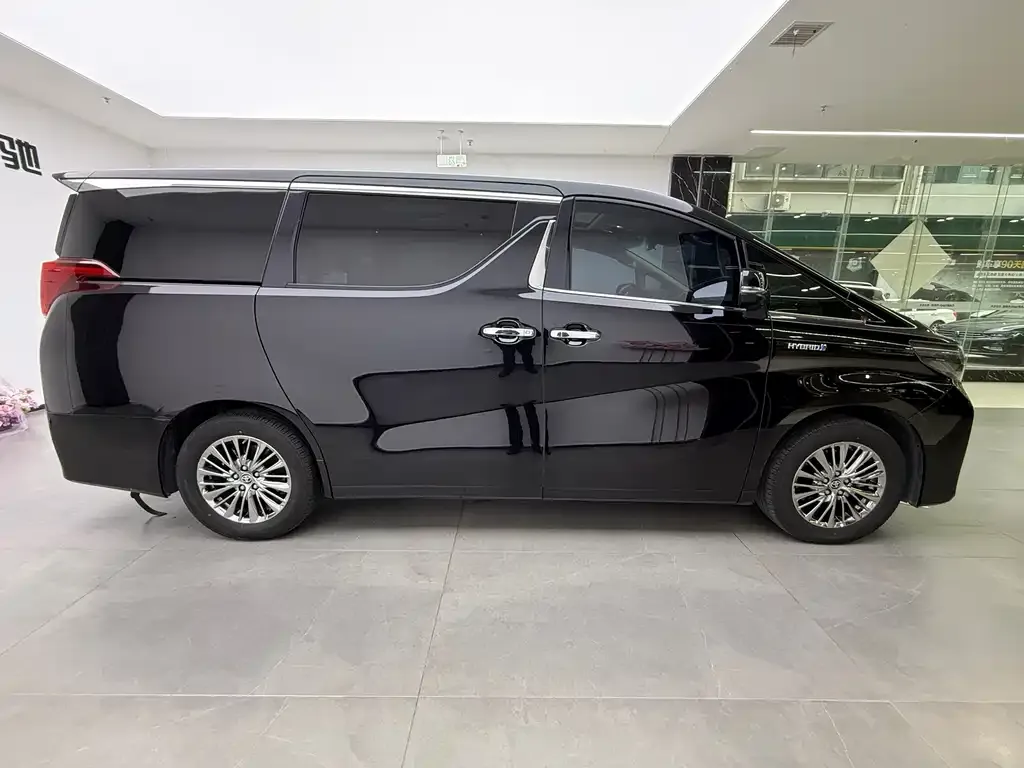 Toyota Alphard — фото 3