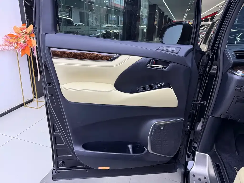 Toyota Alphard — фото 10