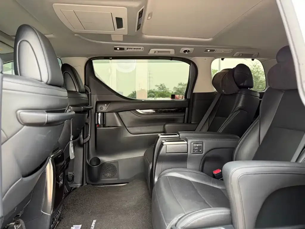 Toyota Vellfire — фото 8