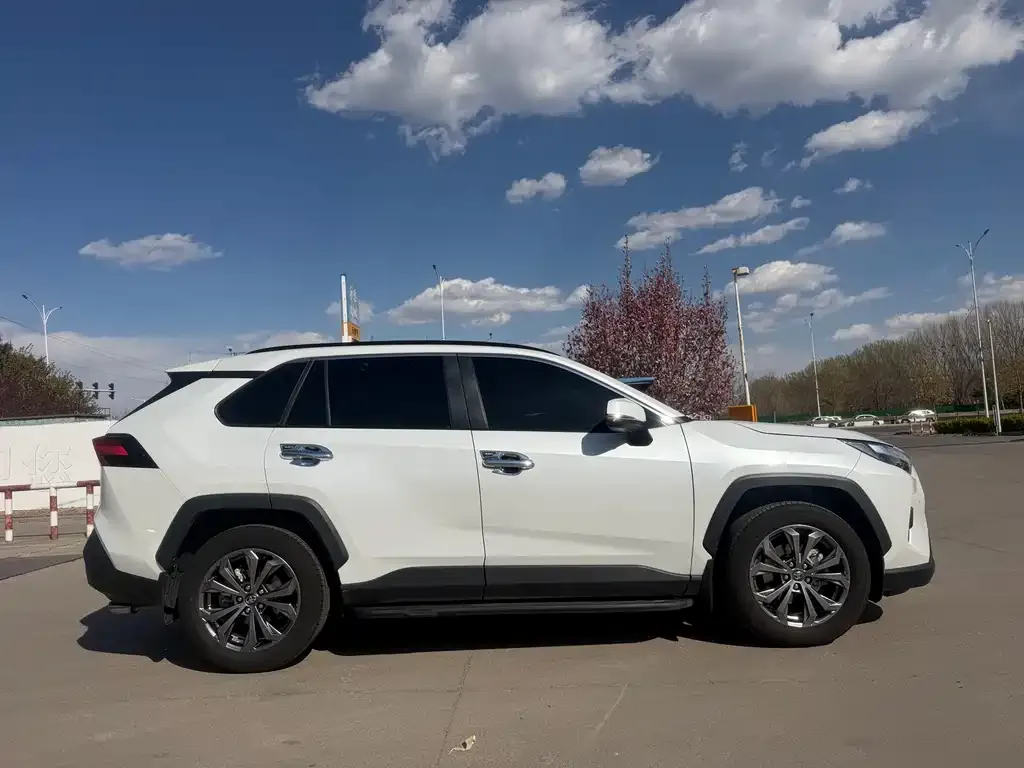 Toyota RAV4 — фото 5