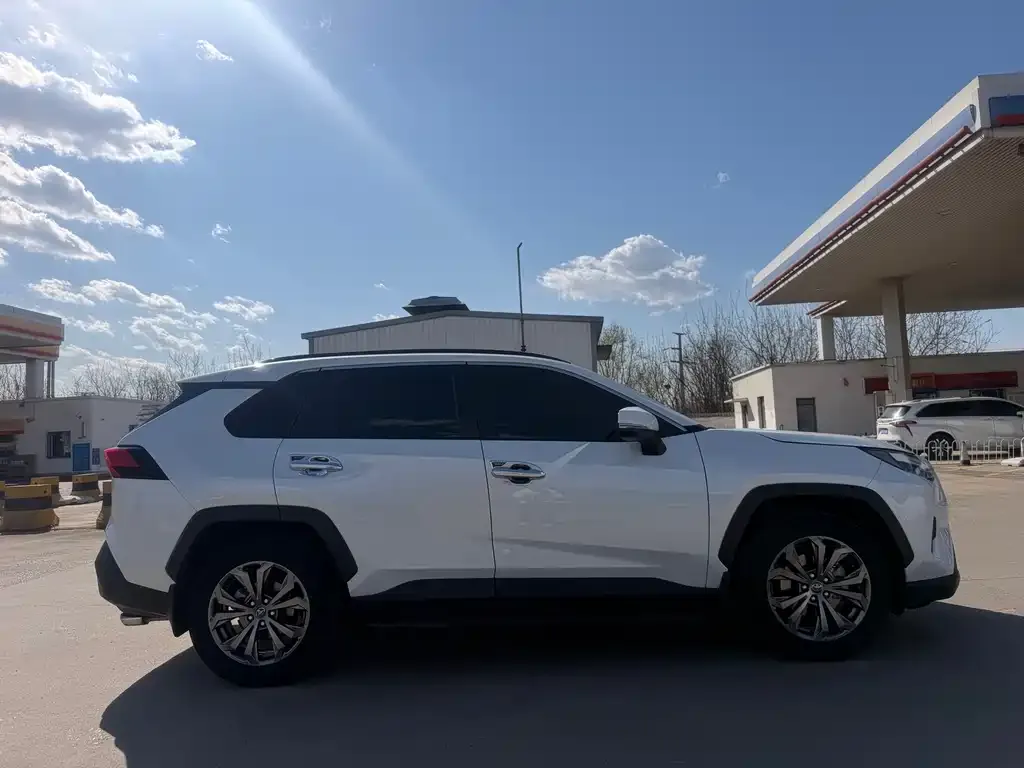 Toyota RAV4 — фото 6