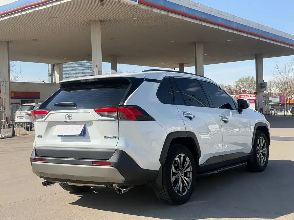 Toyota RAV4 — фото 10