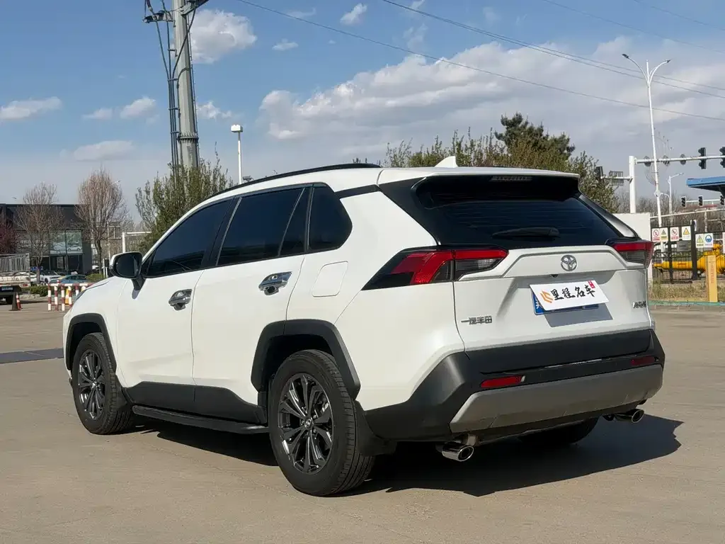 Toyota RAV4 — фото 8