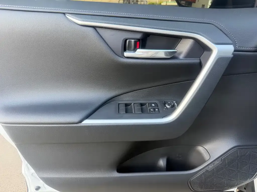 Toyota RAV4 — фото 3