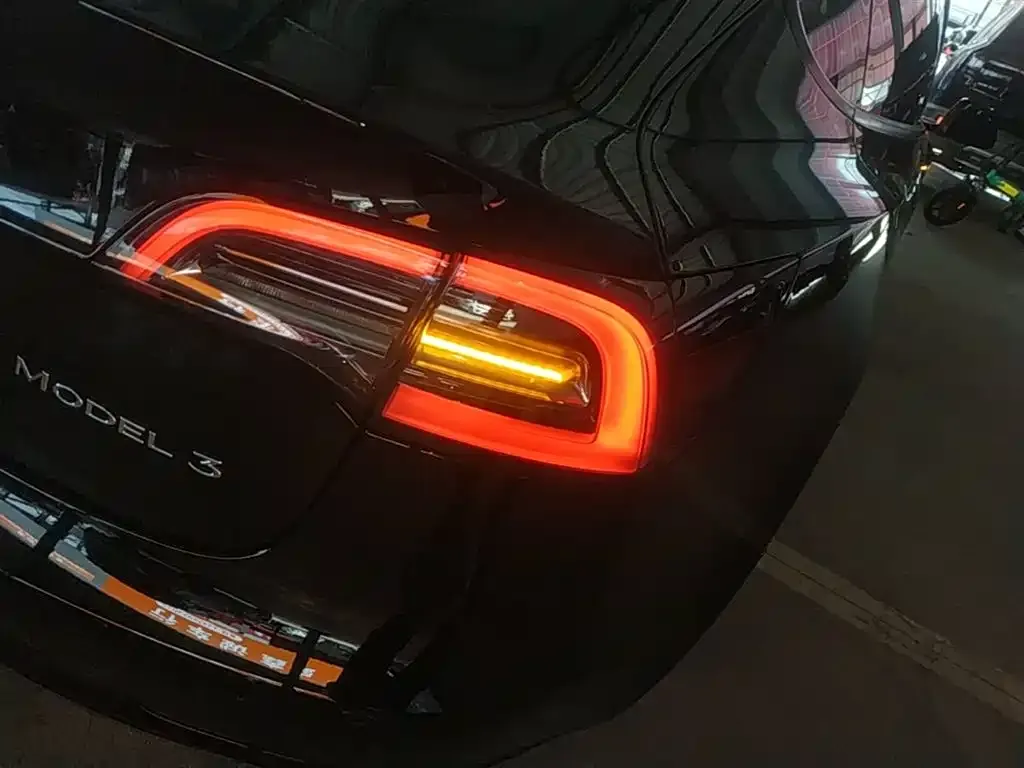 Tesla Model 3 — фото 10