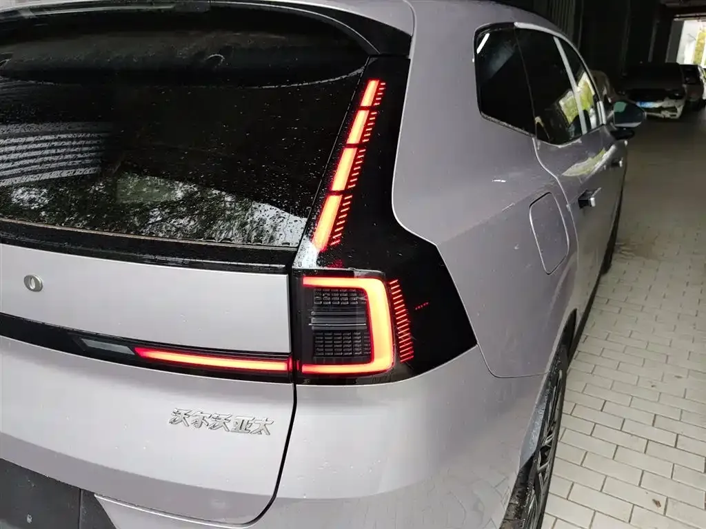 Volvo XC70 Plug-in Hybrid — фото 4