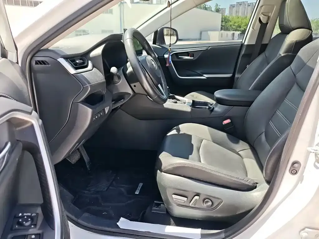 Toyota RAV4 — фото 5