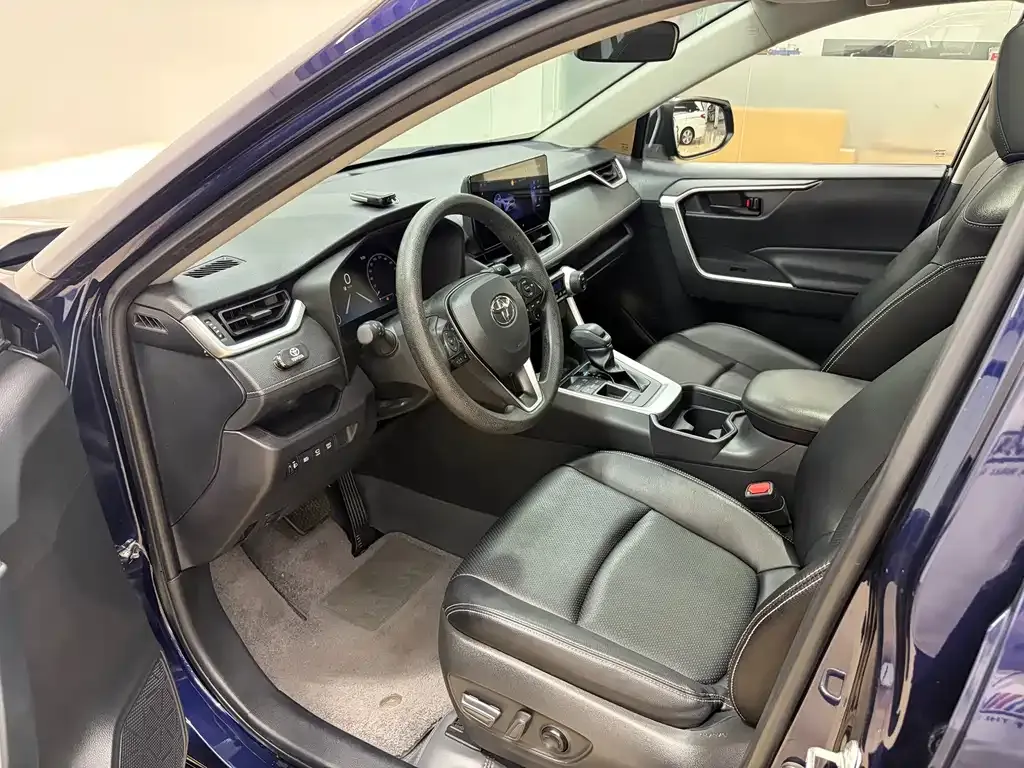 Toyota RAV4 — фото 7