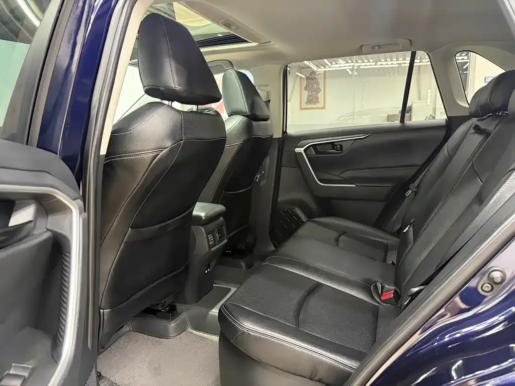 Toyota RAV4 — фото 6