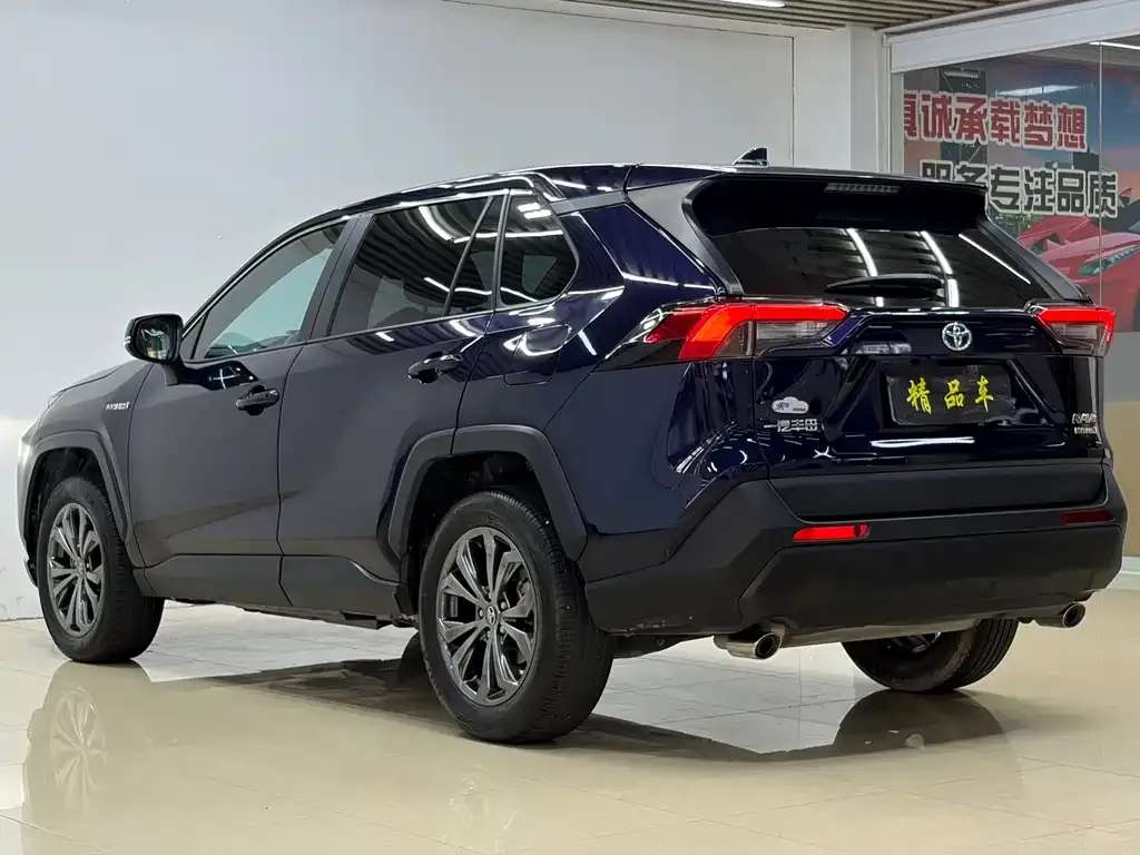 Toyota RAV4 — фото 8