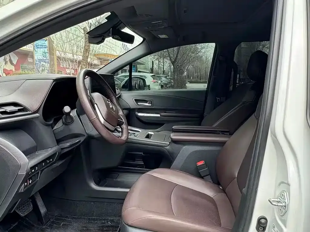 Toyota Granvia — фото 2