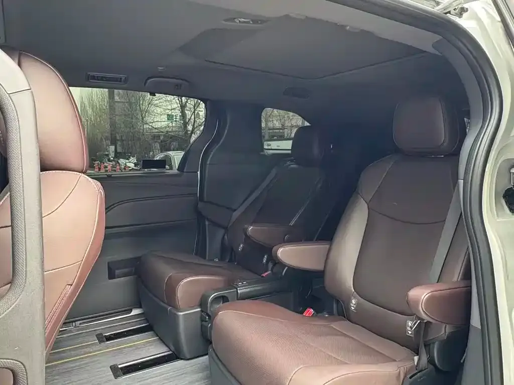 Toyota Granvia — фото 3