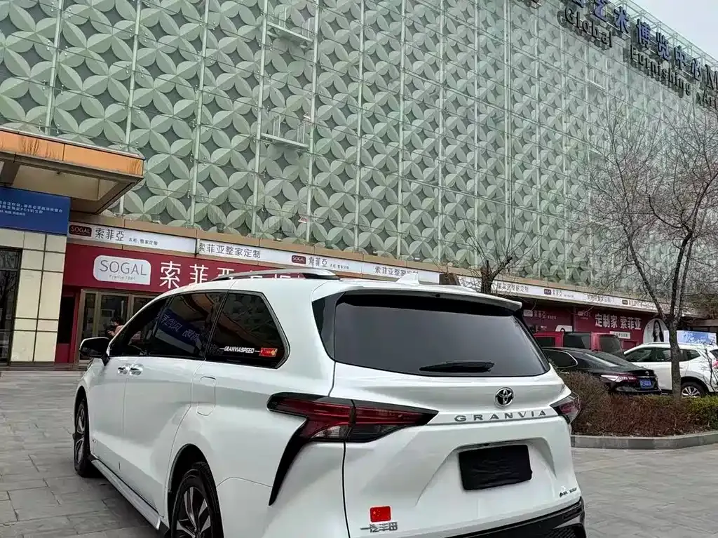 Toyota Granvia — фото 9