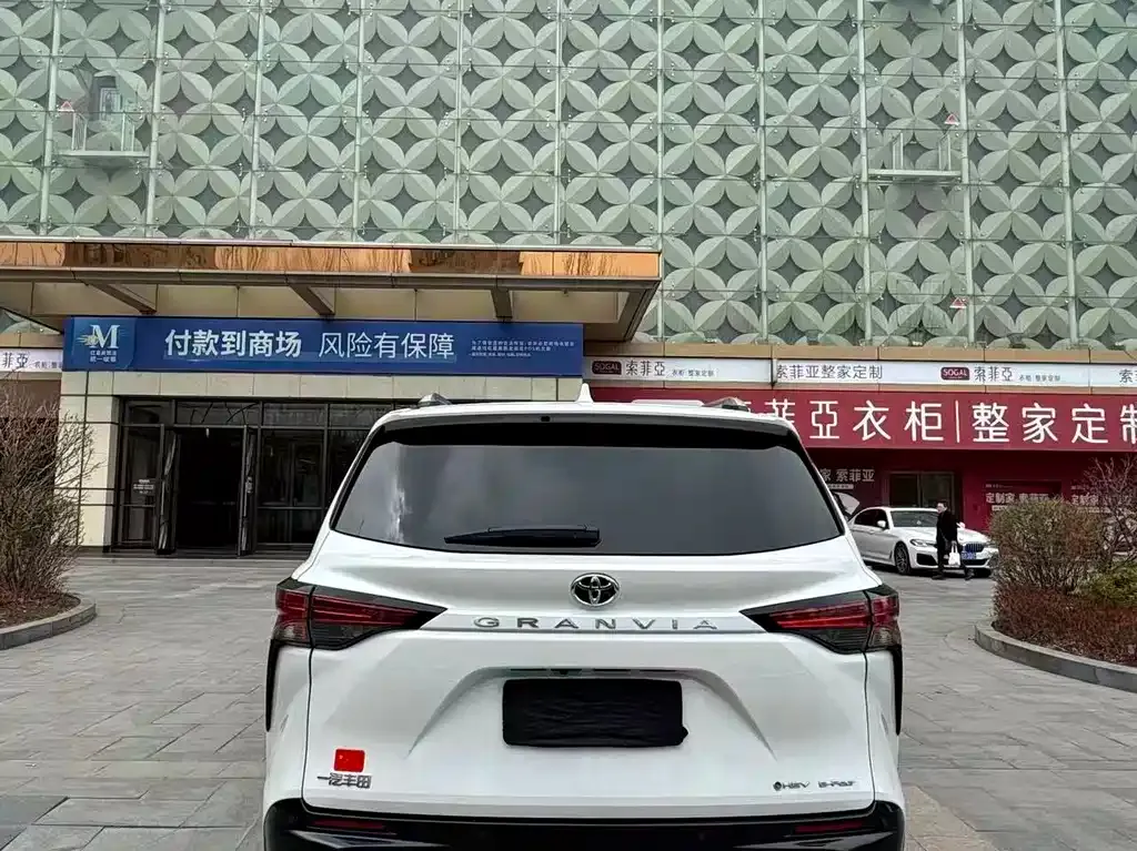 Toyota Granvia — фото 4