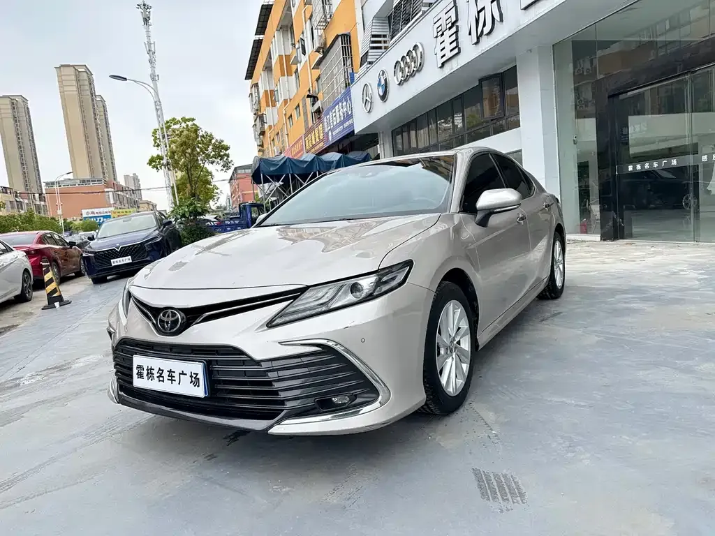 Toyota Camry — фото 1