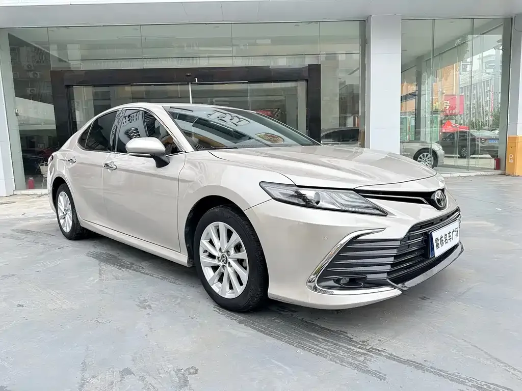 Toyota Camry — фото 2