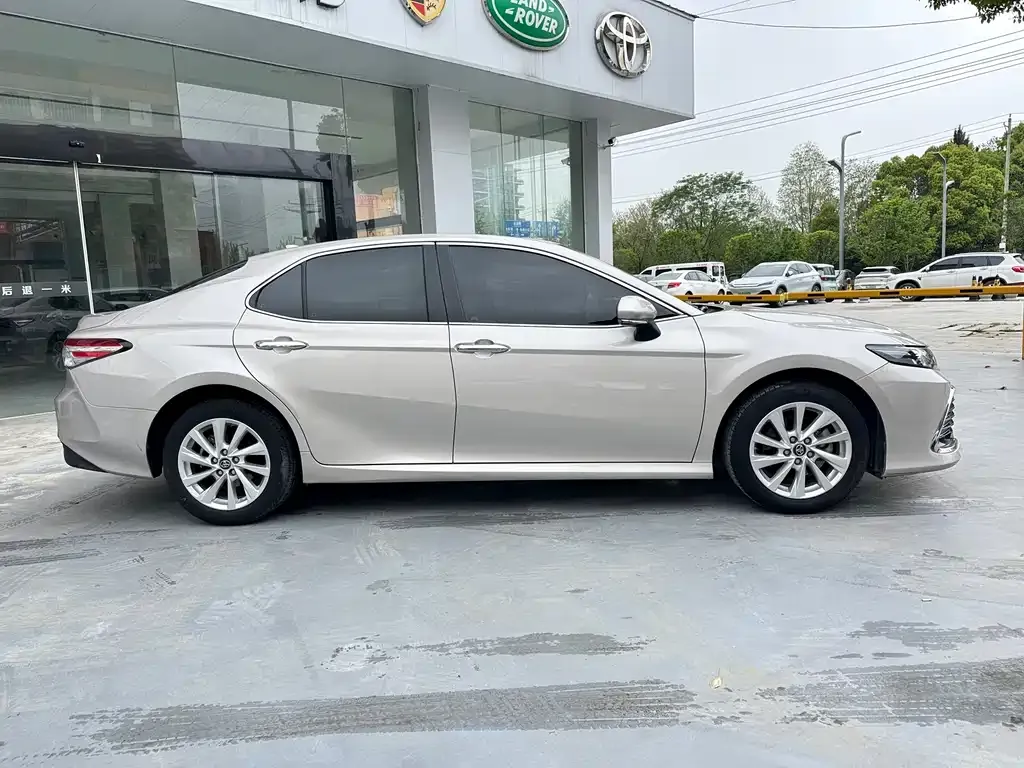 Toyota Camry — фото 4