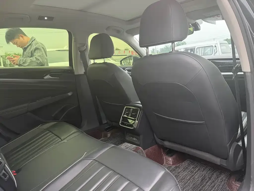 Volkswagen Passat 2023 из CN, фото 6