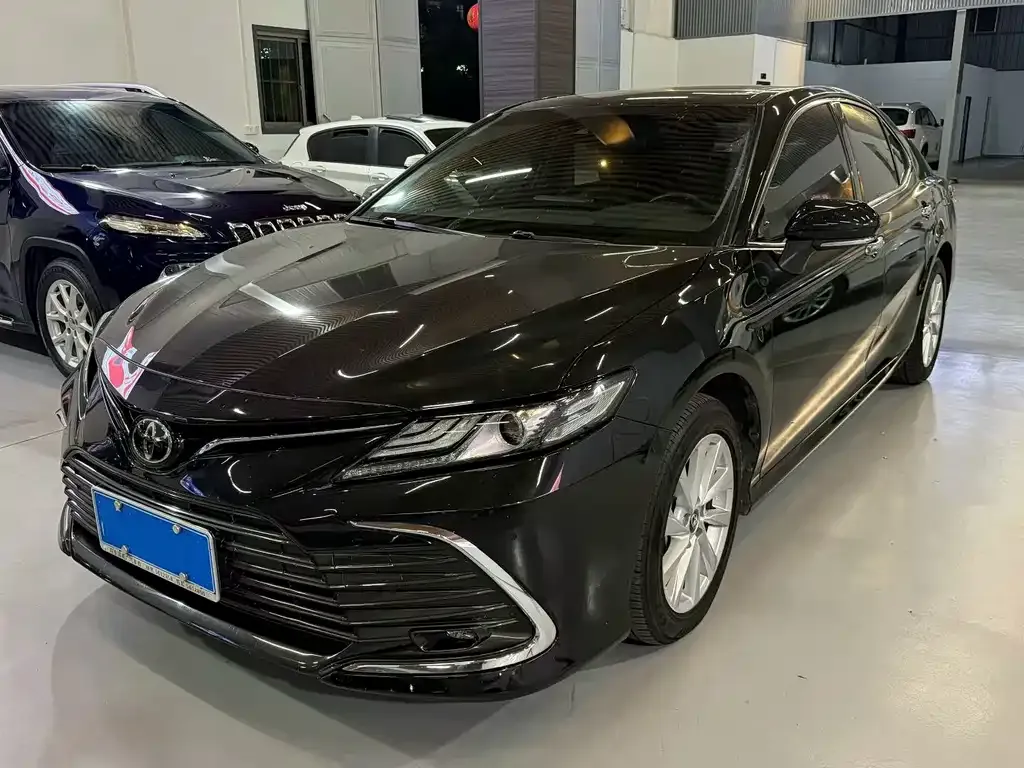 Toyota Camry — фото 1