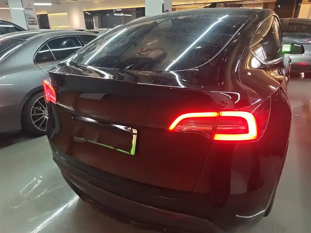 Tesla Model Y — фото 8