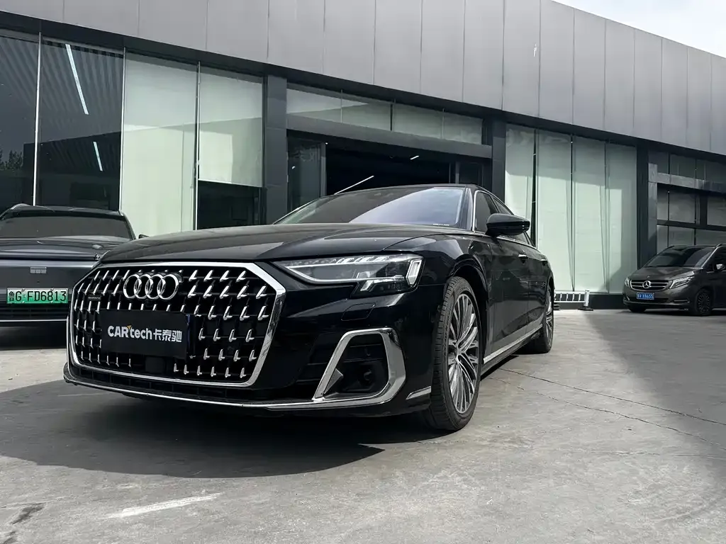 Audi A8 — фото 1