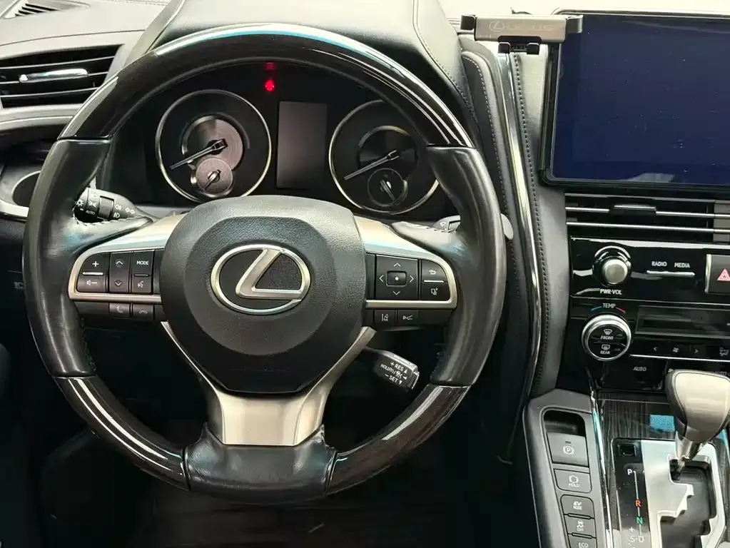 Lexus LM — фото 6