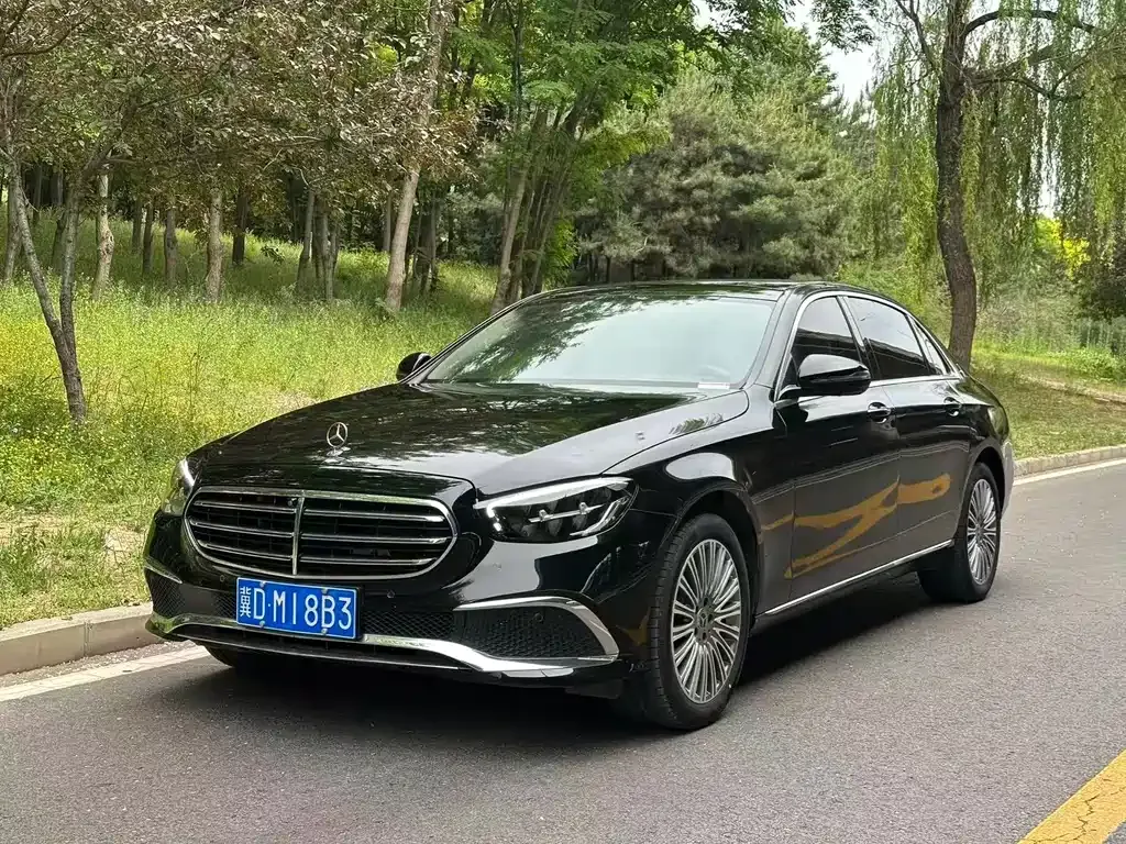 Mercedes-Benz E-Class — фото 1