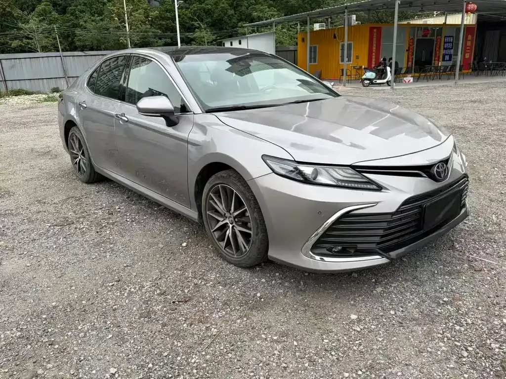 Toyota Camry — фото 1