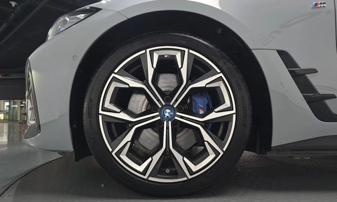 BMW i4 — фото 4