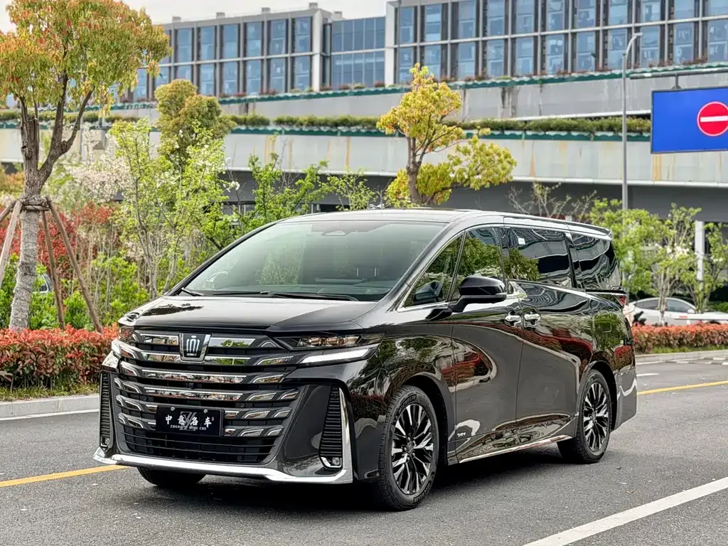 Toyota Vellfire — фото 1
