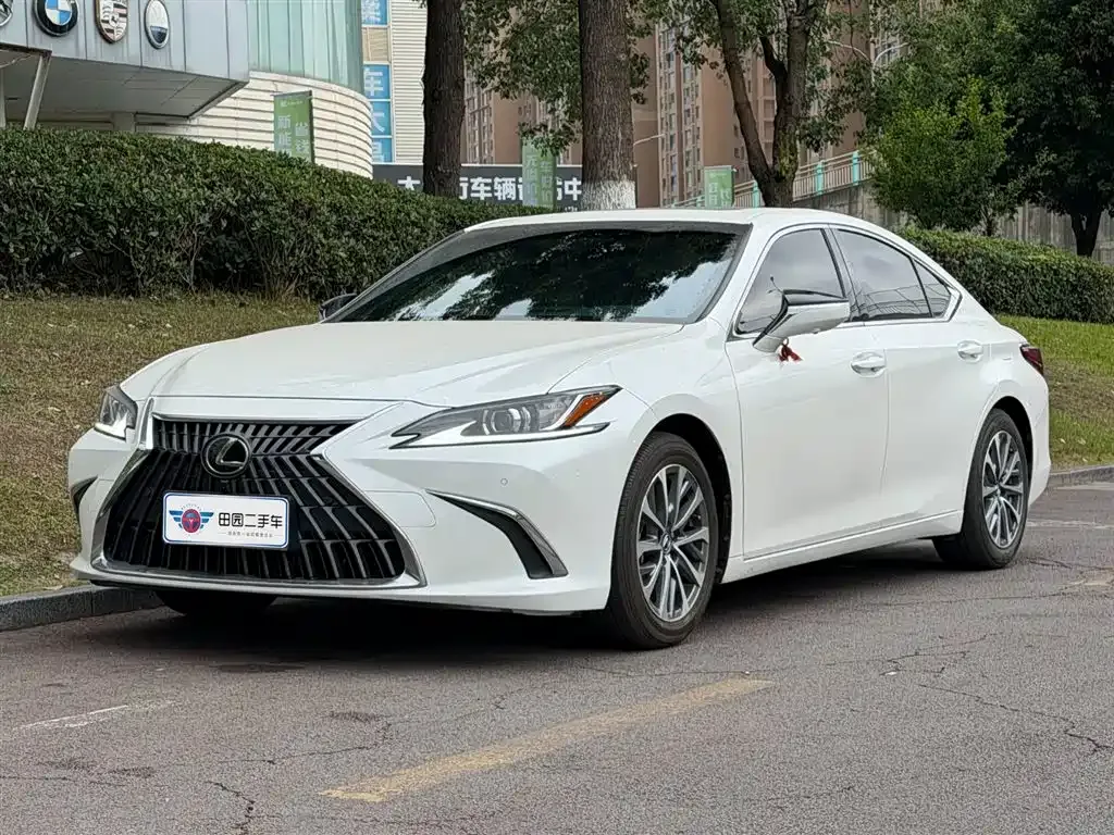 Lexus ES — фото 1